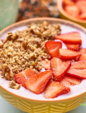Strawberry Cheesecake Breakfast Bowl